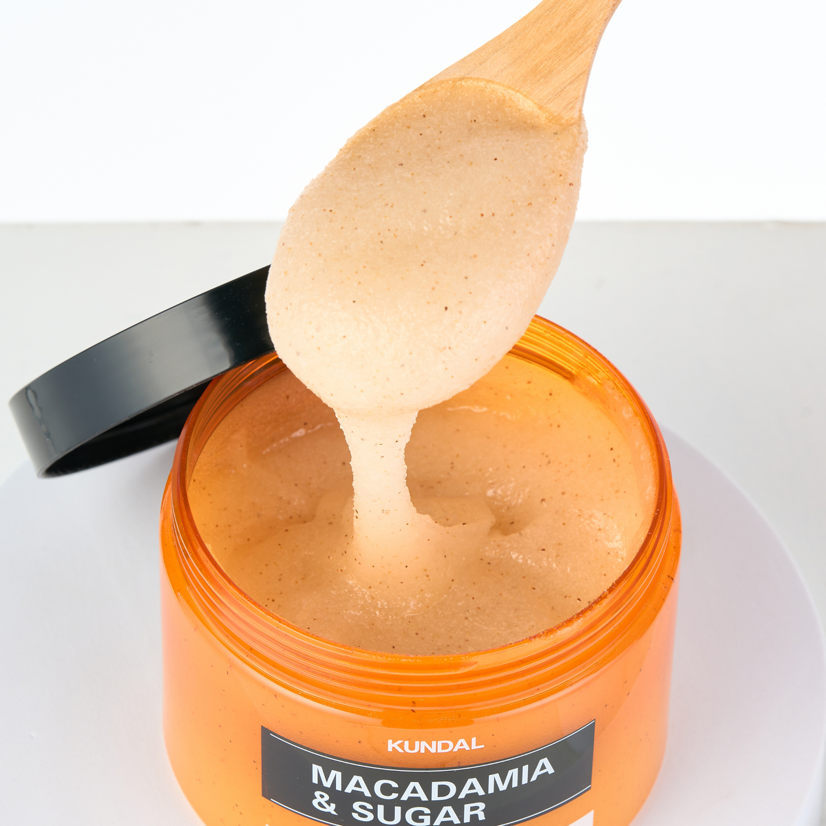 KUNDAL Macadamia & Sugar Body Scrub (550g)
